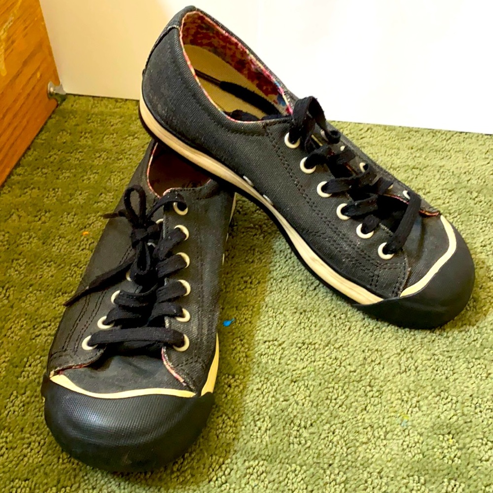 Keen black canvas shoes